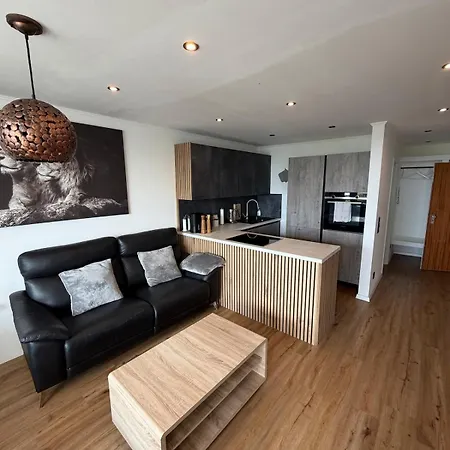 Apartamento Modernes Mit Panoramaview & Balkon In Lage