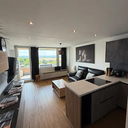 Apartamento Modernes Mit Panoramaview & Balkon In Lage